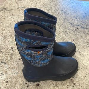 Boys Bogs winter boots size 4